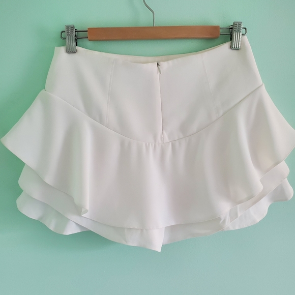 Zara Woman White Ruffle Shorts - MEDIUM - Picture 2 of 8
